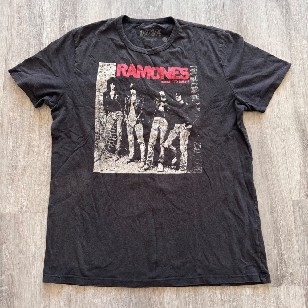 Ramones Rocket to Russia UK Tour 1977 Graphic T-Shirt Black Large LG 2019 Print